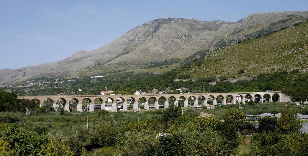 Der 25-Bogen-Viadukt an der stillgelegten Stichstrecke von Formia nach Gaeta könnte auch als römiosches Relikt durchgehen. Darüber, am Hang, verläuft die Hauptstrecke Rom - Neapel. Aufnahme vom 16.9.15.