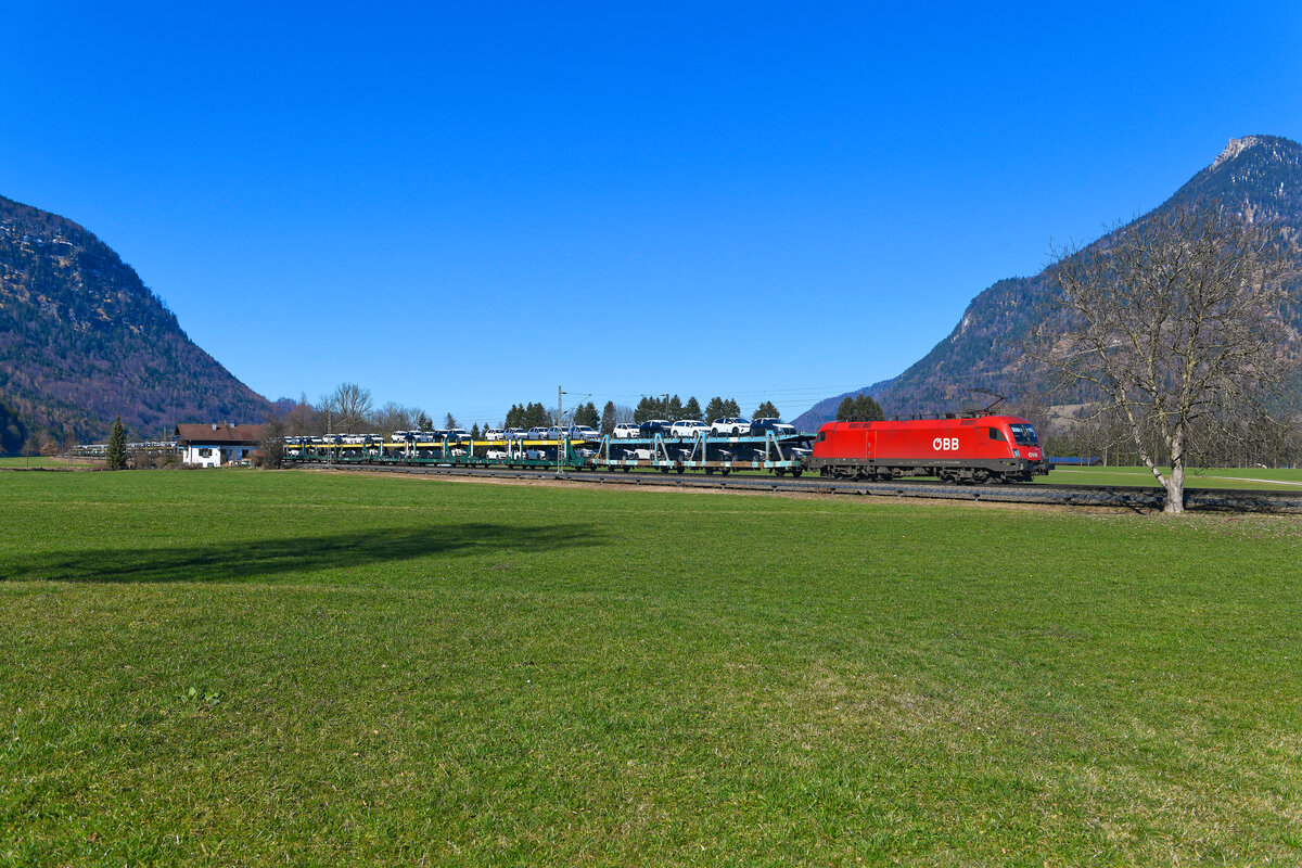 Der 25. Februar 2024 war im Voralpengebiet ein klarer, aber schneeloser Wintertag, der schon den Vorfrühling erahnen ließ. Bei Niederaudorf im Inntal konnte ich den DGS 49841 von München Milbertshofen zum Brenner fotografieren. Die Ladung fabrikneuer Volkswagen für den italienischen Markt wurde vom ÖBB Taurus 1116.270 befördert.