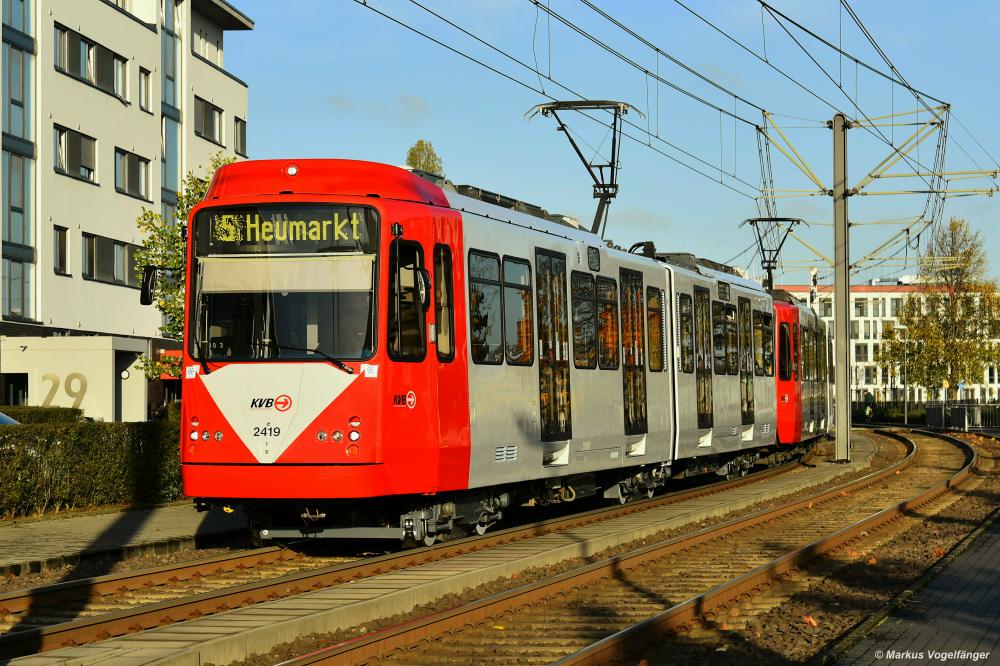 Der 25. sanierte und modernisierte B-Wagen 2419 (ex 2119) befindet sich im Liniendienst. Hier zu sehen während seines ersten Linien-Einsatzes in Köln kurz nach der Haltestelle  IKEA, Am Butzweilerhof  am 03.11.2020.
Die aktuelle Liste der 2400er: 
Alle Fahrzeuge die umgebaut sind oder sich im Umbau befinden in Reihenfolge: 
 01: 2422 ex 2122 Liniendienst 
 02: 2412 ex 2112 Liniendienst 
 03: 2426 ex 2196 Liniendienst 
 04: 2428 ex 2199 Liniendienst 
 05: 2421 ex 2121 Liniendienst 
 06: 2416 ex 2116 Liniendienst 
 07: 2425 ex 2195 Liniendienst 
 08: 2402 ex 2102 Liniendienst 
 09: 2427 ex 2198 Liniendienst 
 10: 2417 ex 2117 Liniendienst 
 11: 2404 ex 2104 Liniendienst 
 12: 2403 ex 2103 Liniendienst 
 13: 2420 ex 2120 Liniendienst 
 14: 2409 ex 2109 Liniendienst 
 15: 2405 ex 2105 Liniendienst 
 16: 2423 ex 2193 Liniendienst 
 17: 2407 ex 2107 Liniendienst 
 18: 2424 ex 2194 Liniendienst 
 19: 2406 ex 2106 Liniendienst 
 20: 2418 ex 2192 Liniendienst 
 21: 2413 ex 2113 Liniendienst 
 22: 2411 ex 2111 Liniendienst 
 23: 2401 ex 2101 Liniendienst 
 24: 2408 ex 2108 Liniendienst 
 25: 2419 ex 2119 Liniendienst 
 26: 2410 ex 2110 Umbau 
 27: 2415 ex 2115 Umbau 
 28: 2414 ex 2114 Umbau