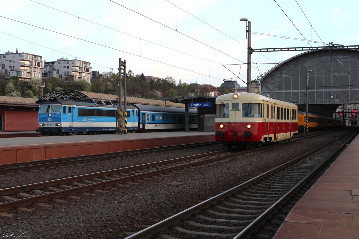 Der ČSD M240.0100 (ČD 820.100) fährt am Abend des 17.4.2026 durch Praha Hlavní Náraží.
Im Hintergrund wartet die 162 092 auf die Abfahrt mit einem Regionalzug.