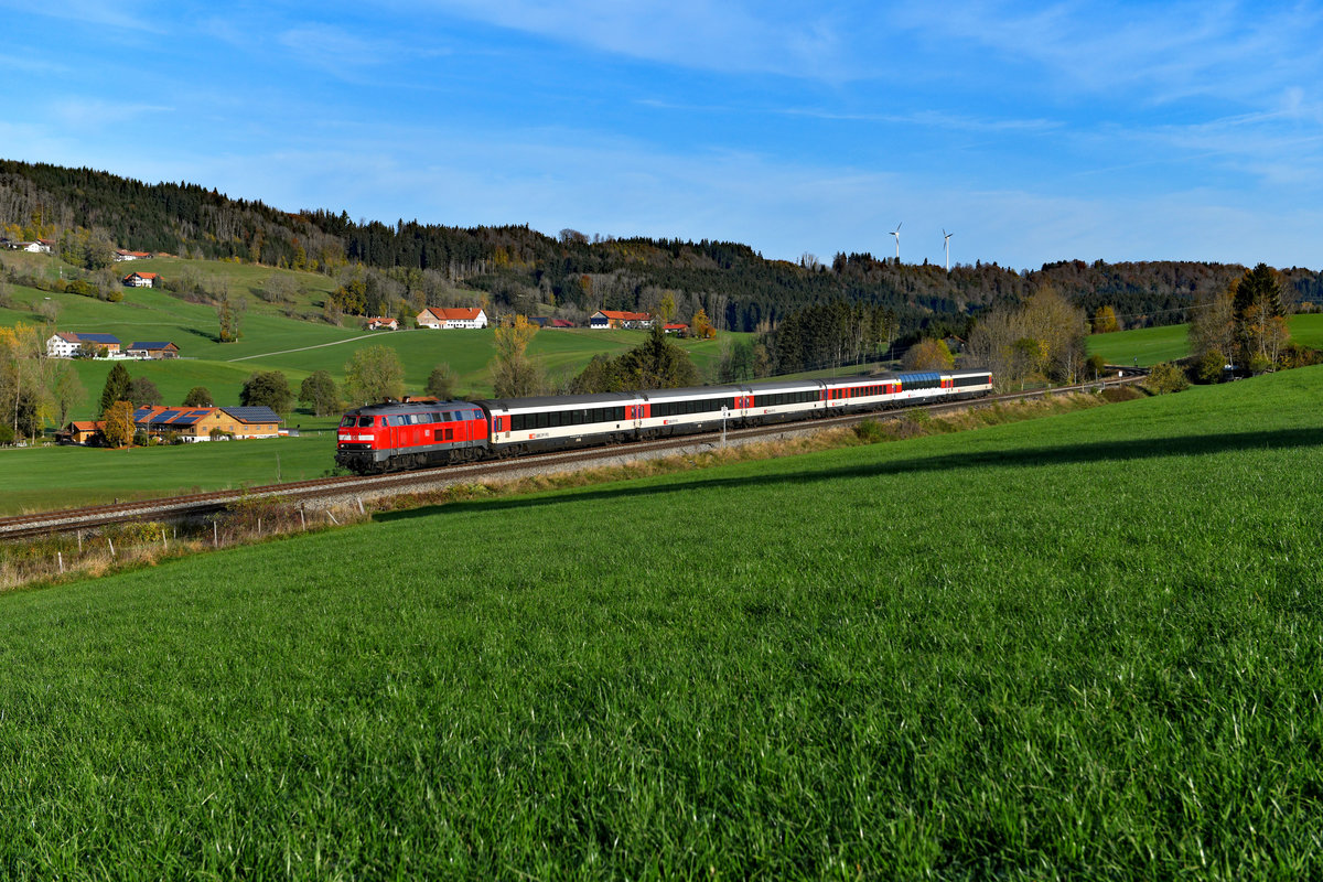 Der 27. Oktober 2019 begann im Allgäu als sehr klarer Herbsttag. Bei Ellenberg fuhr mir die Mühldorfer 218 403 mit dem EC 196 nach Zürich HB vor die Linse. Wie so oft in letzter Zeit begnügte man sich mit nur einer Maschine vor dieser Leistung.  