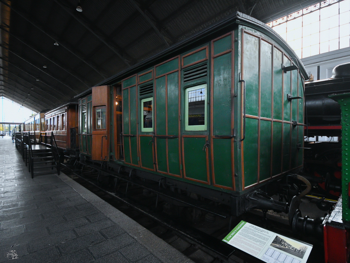 Der 3.-Klasse-Personenwagen C-16 wurde 1891 bei der Ashbury Railway Carriage & Iron Co. hergestellt. (Eisenbahnmuseum Madrid, November 2022)