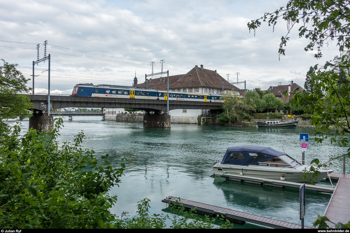 Der 3-teilige NPZ mit RBDe 562 003 kam am 1. Mai 2018 zu einem Einsatz auf der Solothurn-Moutier-Bahn, welche sonst hinter Gänsbrunnen fast ausschliesslich von ex-RM GTW befahren wird. Hier ist der Pendel beim Überqueren der Aare in Solothurn zu sehen.