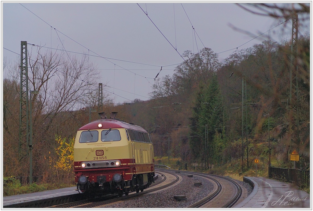 Der 30.November 2021 war ein trüber kalten und nasser Tag. Dennoch ließ ich mich nicht davon abhalten, ein Bild von 218 105-5 anzufertigen. Hier passiert die Lok gerade den Haltepunkt Nordheim/ Württenberg.