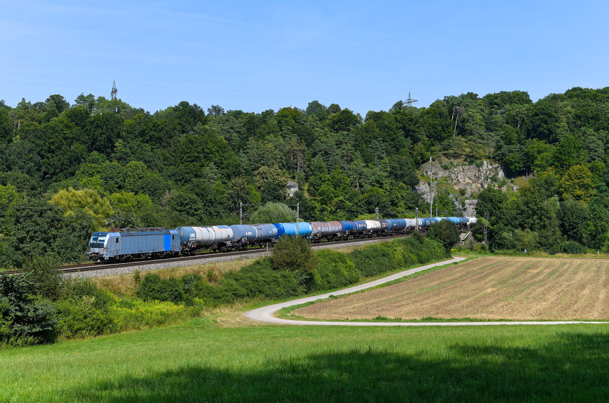 Der 31. Juli 2024 war ein heißer Sommertag. Daher zog ich einen Aufenthalt im Schatten vor, um von dort aus den Zugverkehr am Esslinger Eisenbahntunnel zu beobachten. Die 6193 131 von Railpool beförderte einen Kesselwagenzug in Richtung Treuchtlingen. Leider konnte ich nicht in Erfahrung bringen, für welches EVU der Vectron zum Aufnahmezeitpunkt im Einsatz stand.