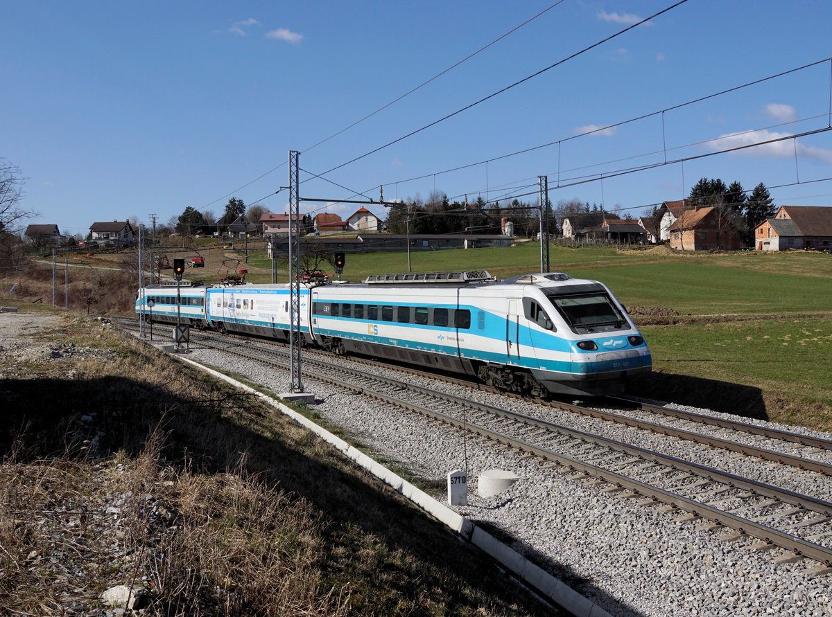 Der 310 005 als IC nach Maribor am 11.03.2017 unterwegs bei Črešnjevec.