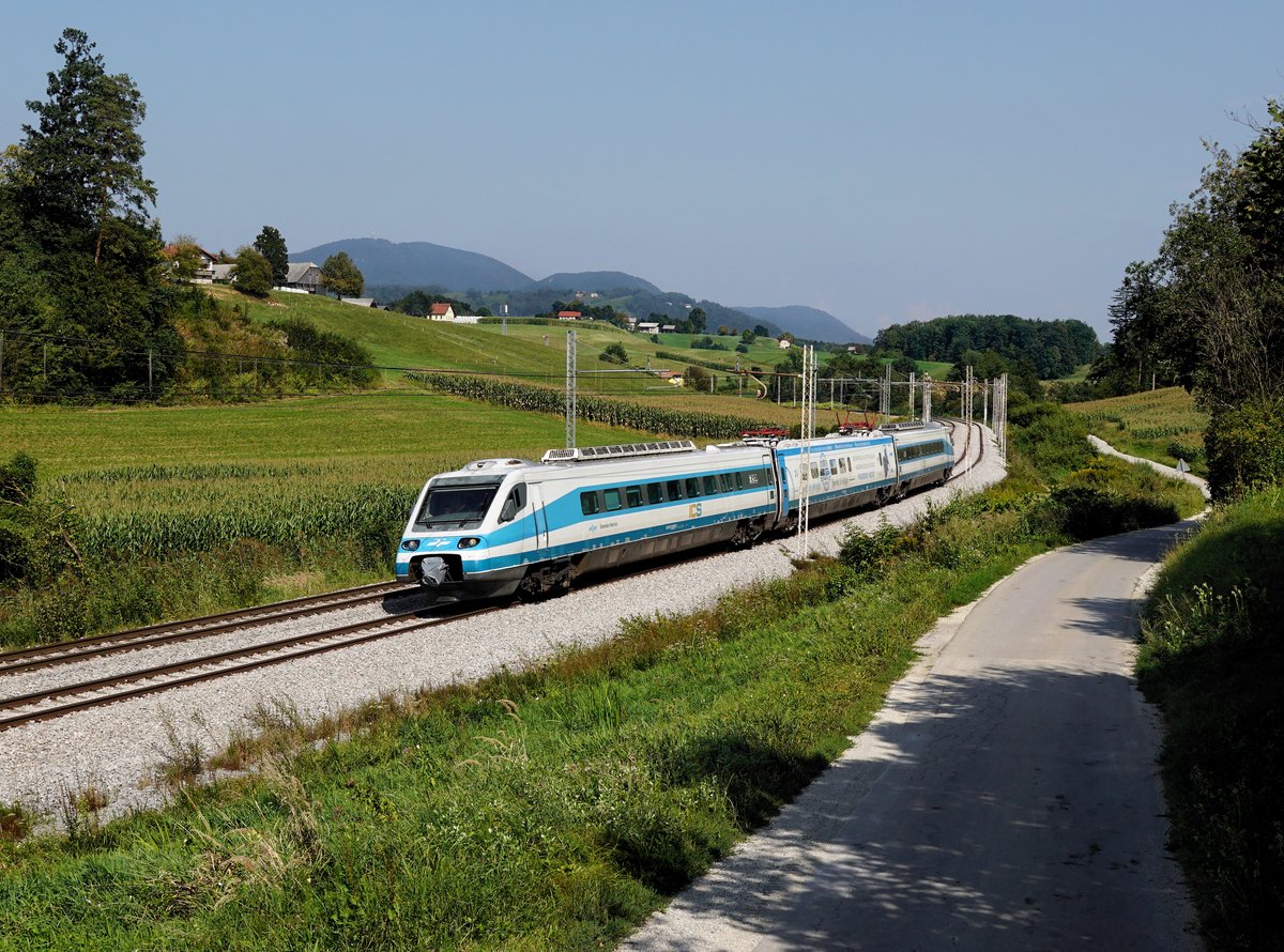 Der 310 006 als IC nach Ljubljana am 18.08.2018 unterwegs bei Ostrožno.