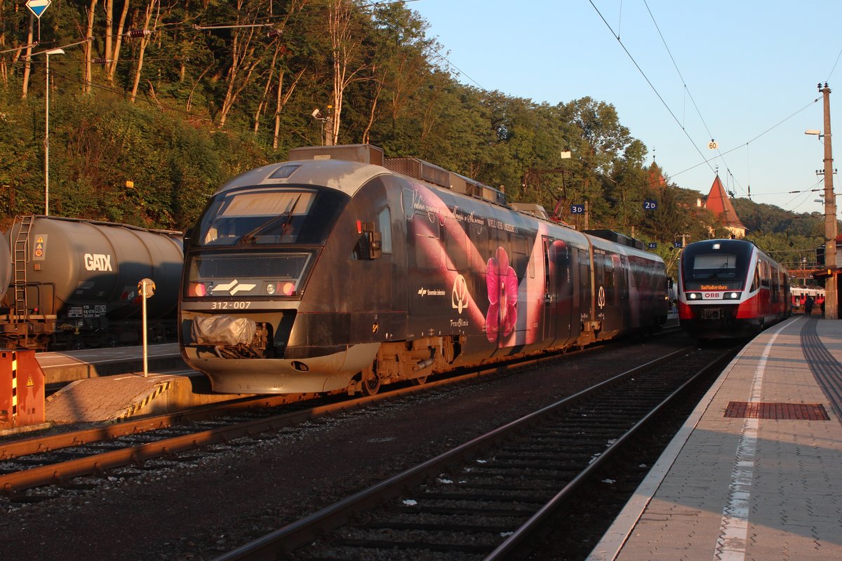 Der 312 007 der slowenischen Staatsbahn Slovenske Železnice steht am Morgen des 5.9.2019 als R3344 nach Ruse (SL) in Spielfeld-Straß und wartet auf die Abfahrt.
Der Triebwagen wird für die Therme Olimia in Slowenien. 
