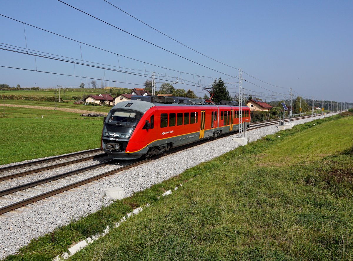 Der 312 019 als Regionalzug am 05.10.2017 unterwegs bei Črešnjevec.