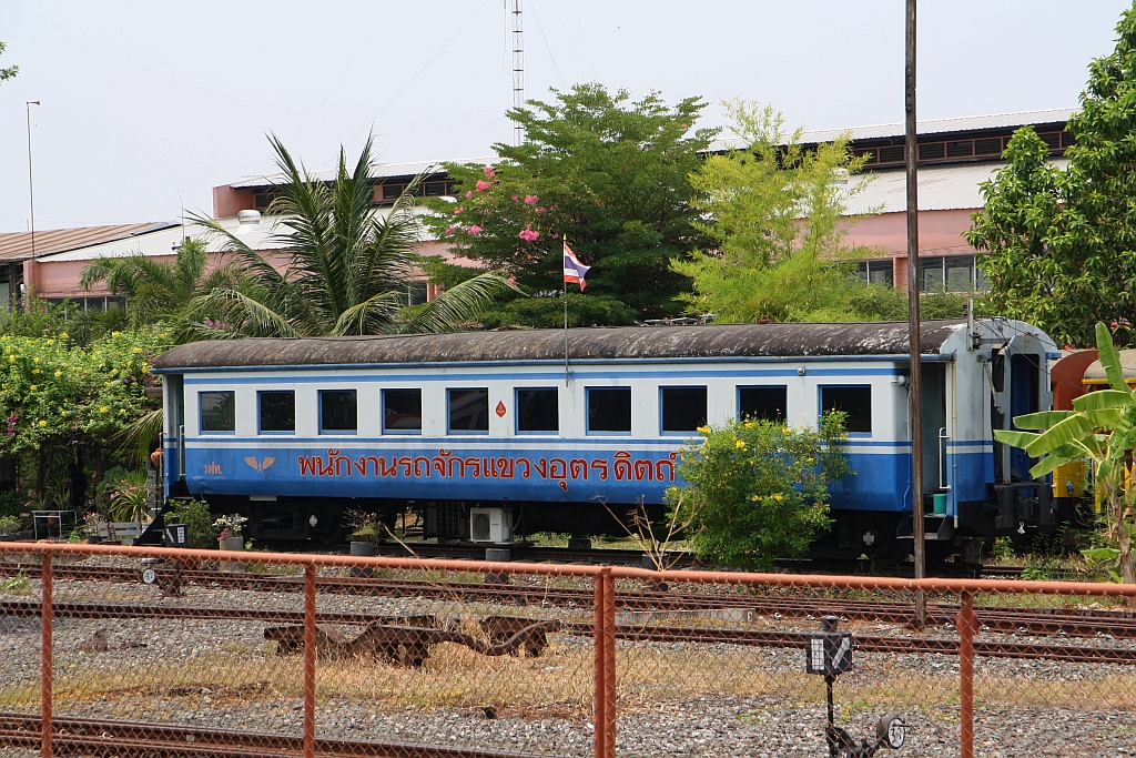 Der บรช.35 (บรช.=BAV./Bogie Accident Van) wird im Depot Uttaradit nur mehr stationär verwendet. Bild vom 28.März 2023.