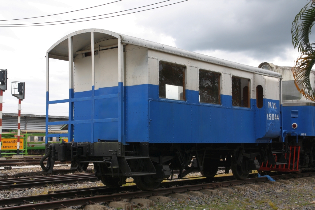 Der พ.ห.15044 (พ.ห.=B.V./Brake Van, Taipeh Railway Workshop / Taiwan, Bauj. 1965) wurde äusserlich aufgearbeitet und in der Thung Song Junction gemeinsam mit der Hitachi 629 auf dem Gleisstutzen beim Zugang zum Depot aufgestellt. Bild vom 08.Jänner 2023.