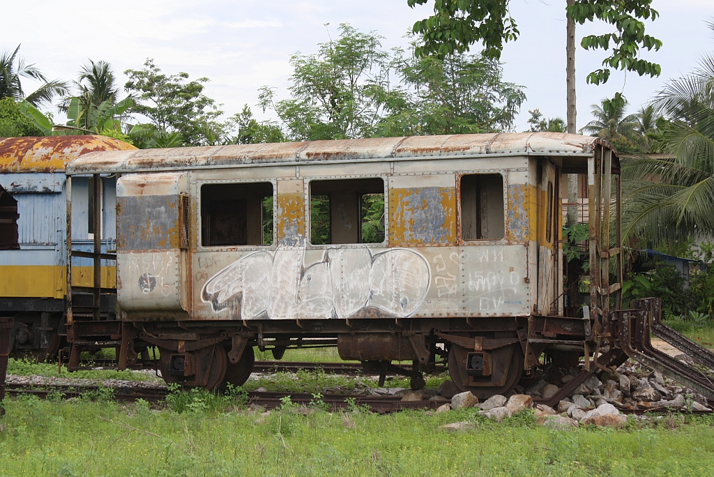 Der พ.ห.15070 (พ.ห.=B.V./Brake Van, Taipeh Railway Workshop / Taiwan, Bauj. 1965) wird wohl nicht so schnell wieder eingesetzt werden. Bf. Chumphon am 18.Mai 2013.