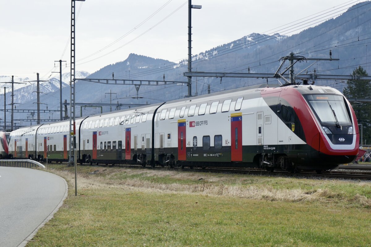 Der 4 Teilige Twindexx RABe 502 404  Brig-Glis  am 26.12.23 in Sargans abgestellt.