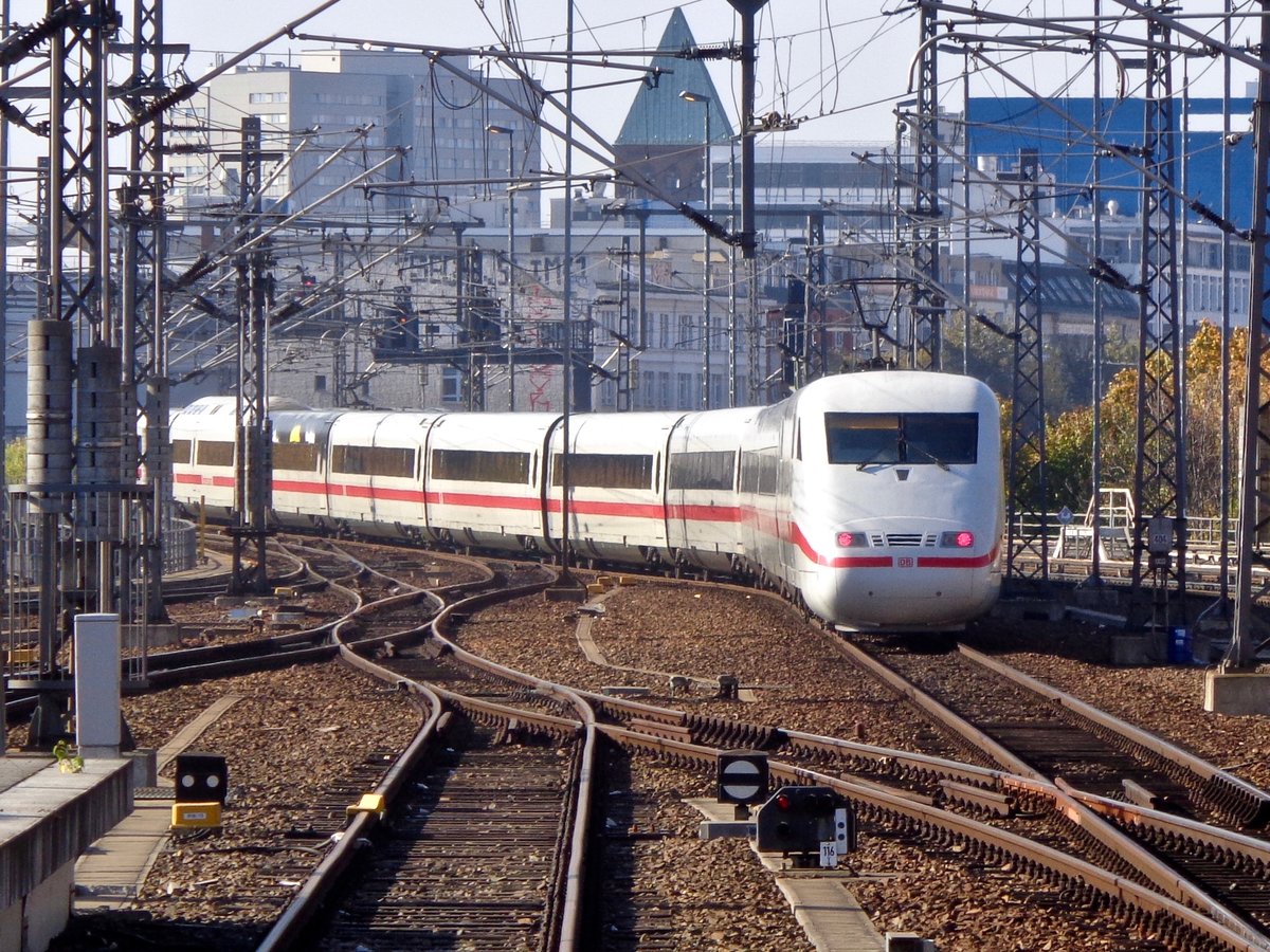 Der 401  Mühlheim an der Ruhr  verlässt am 14.10.2018 als ICE 375 Berlin Ostbahnhof in Richtung Basel SBB.