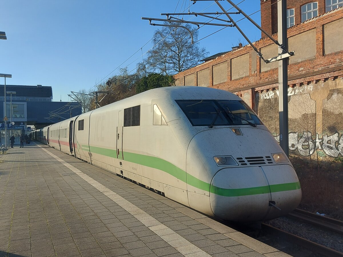 Der 402 023-6 brachte uns am 21.01.2023 auf dem Weg zur Ostsee von Hamburg HBF bis Lübeck. Hier fotografiert nach der Ankunft in Lübeck HBF. 