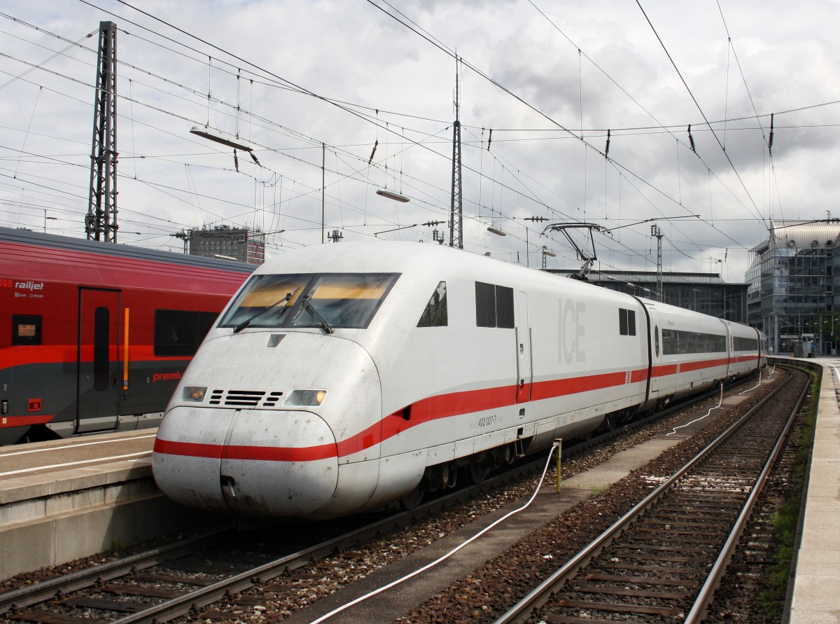 Der 402 027 am 16.05.2009 im Mnchner Hbf.