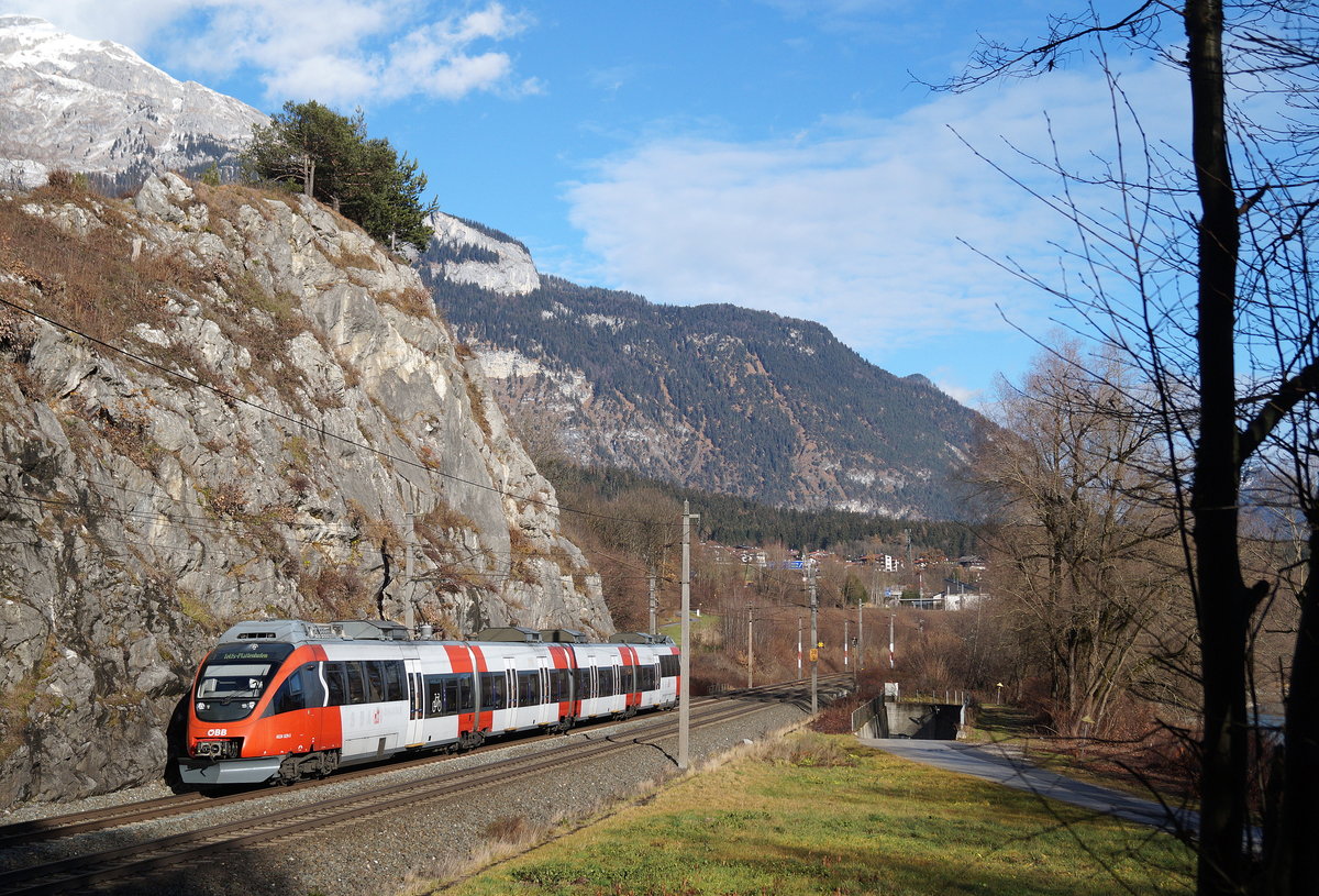Der 4024 029-3 ist bei Jenbach als S 1 von Kufstein nach Telfs-Pfaffenhofen unterwegs und passiert dabei die Steinwand kurz vor dem Bahnhof Jenbach, 08.12.2018.
