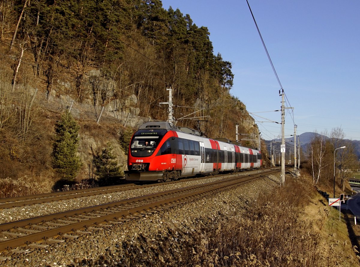 Der 4024 045 als S Bahn nach Unzmarkt am 17.12.2016 unterwegs bei Kaisersberg.