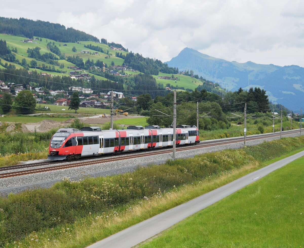 Der 4024 087-1 zählt auch heute noch zu den Talent-Triebzügen im Altlack. Am 25. Juli 2020 war er für den Samstagspendler auf der S6 ins Brixental eingeteilt. Vor dem Panorama des Kitzbüheler Horns konnte er am frühen Nachmittag bei Kirchberg Bockern auf dem Kurs S 5026 angetroffen werden, der von Hochfilzen kommend auf dem Weg zum Wörgler Hauptbahnhof war.