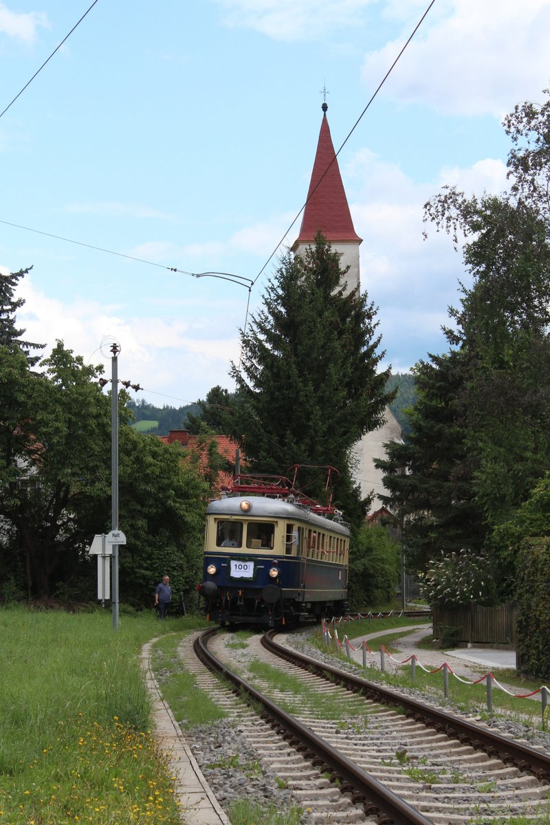 Der 4042.01 der Nostalgiebahnen in Kärnten (NbiK) bei der Rückkehr aus Peggau-Deutschfeistritz im Zuge einer Pendelfahrt in Übelbach bei 100 Jahre Übelbacherbahn am 4.8.2019.
Dieser Triebwagen fuhr als ET11 von 1969 bis 1996 auf dieser Strecke der Steiermarkbahn.