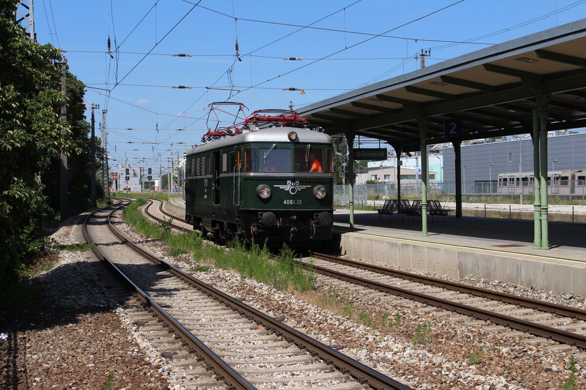 Der 4061.13 wurde 1958 von SGP Floridsdorf gebaut und an die ÖBB ausgeliefert.
Seit 2011 befindet sich der Gepäcktriebwagen im Besitz des Club 1018 in Wien und wird regelmäßig für Sonderzüge eingesetzt.
Wegen des relativ niedrigen Gewichtes von 67t wird der Triebwagen immer wieder gern für Messfahrten eingesetzt so wie am 15.6.2022 als SLZ95895 von Nußdorf nach Wien FJB im passenden Ambiente des Bahnhofs Wien Heiligenstadt.