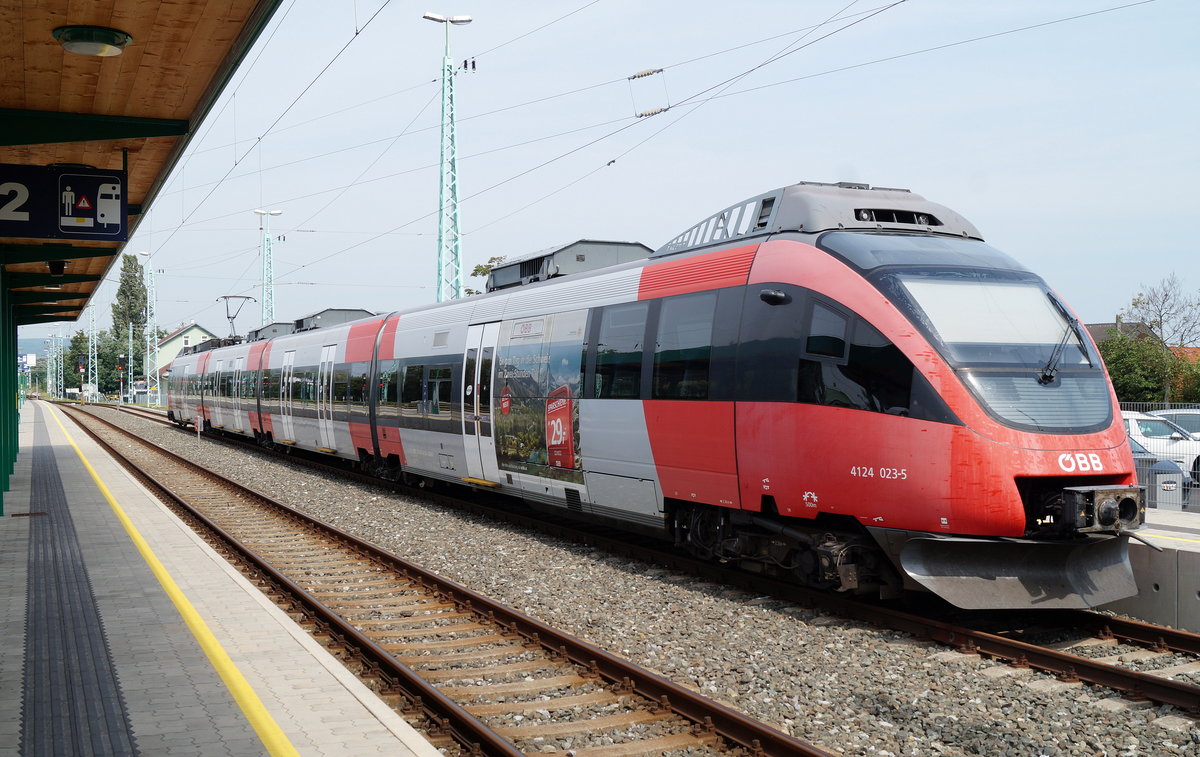 Der 4124 023-5 wartet am 28.08.2019 im Bahnhof Wulkaprodersdorf auf den nächsten Einsatz.