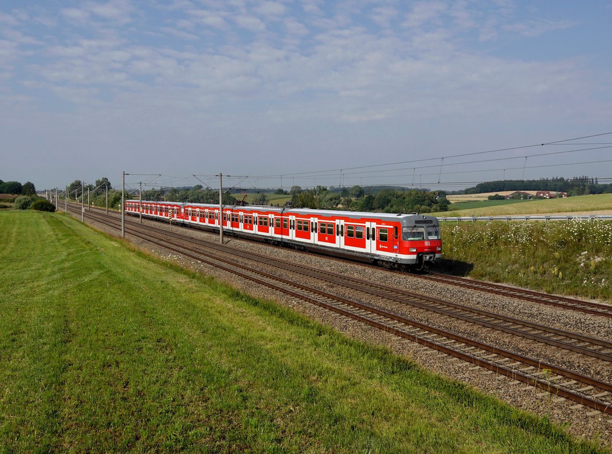 Der 420 976 als S Bahn nach Petershausen am 14.07.2018 unterwegs bei Ramelsbach.