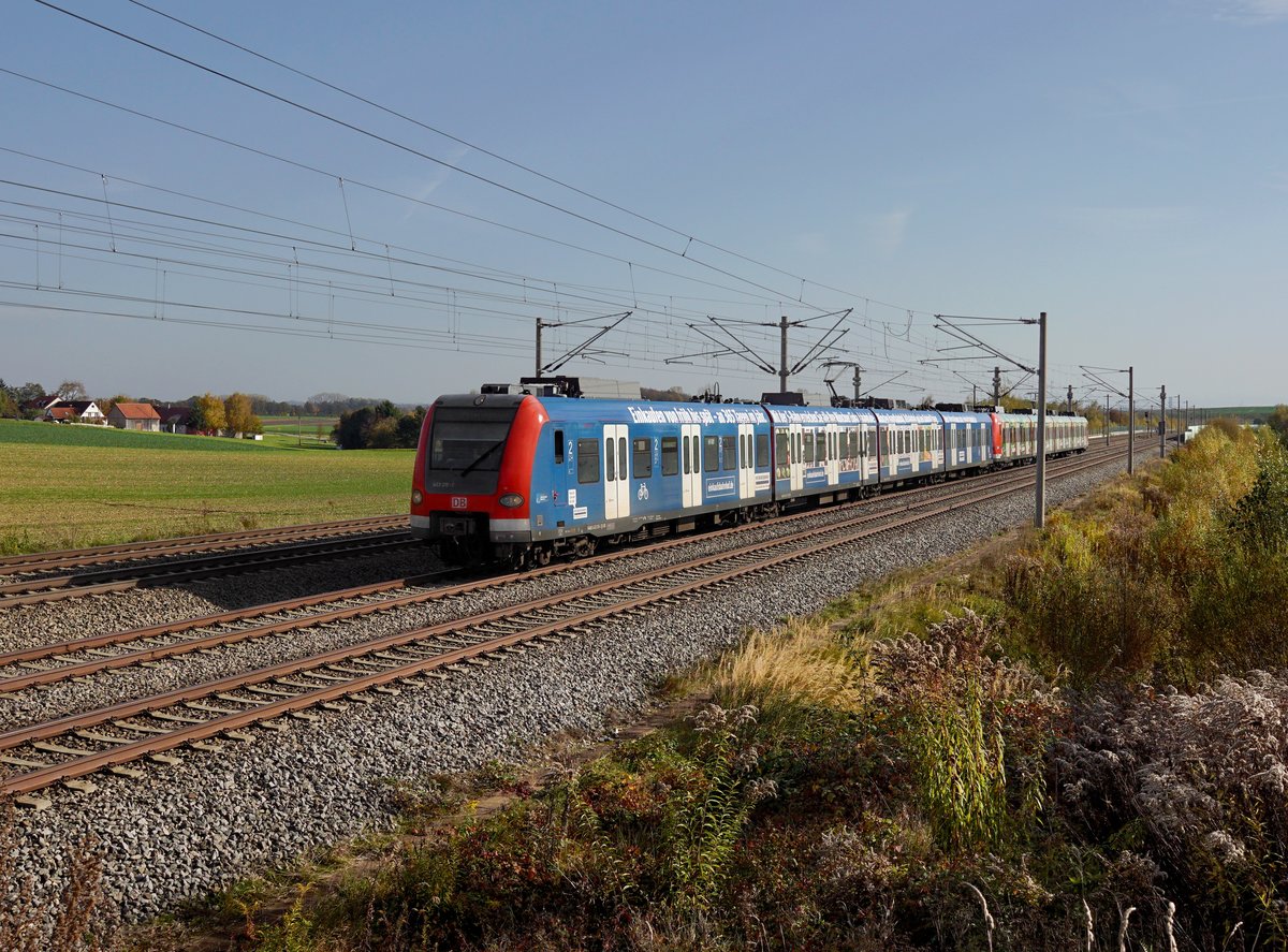 Der 423 215 und der 423 717 als S Bahn nach Petershausen am 20.10.2017 unterwegs bei Unterweilbach.