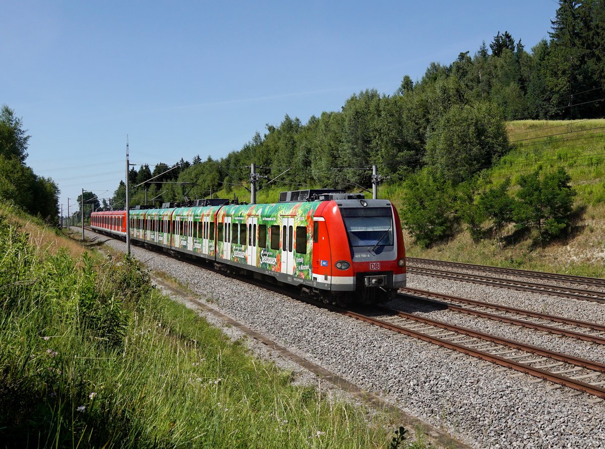 Der 423 700 als S 2 nach Erding am 18.06.2017 unterwegs bei Unterweilbach.