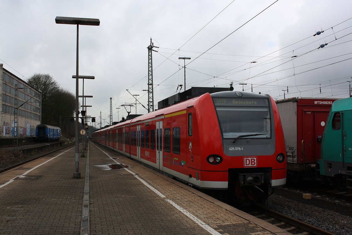 Der 425 079-1 der DB Regio NRW fährt mit dem RB 33 in Aachen-West ab.
In Lindern wird der Zug geteilt, der Vordere Zugteil fährt nach Duisburg und der Hinter fährt nach Heinsberg.
Ab 2020 fährt auf der Linie die 1440 ( Grinsekatze ) und  wird ab Duisburg weiter nach Essen verlängert.

16.03.2018
Aachen-West 