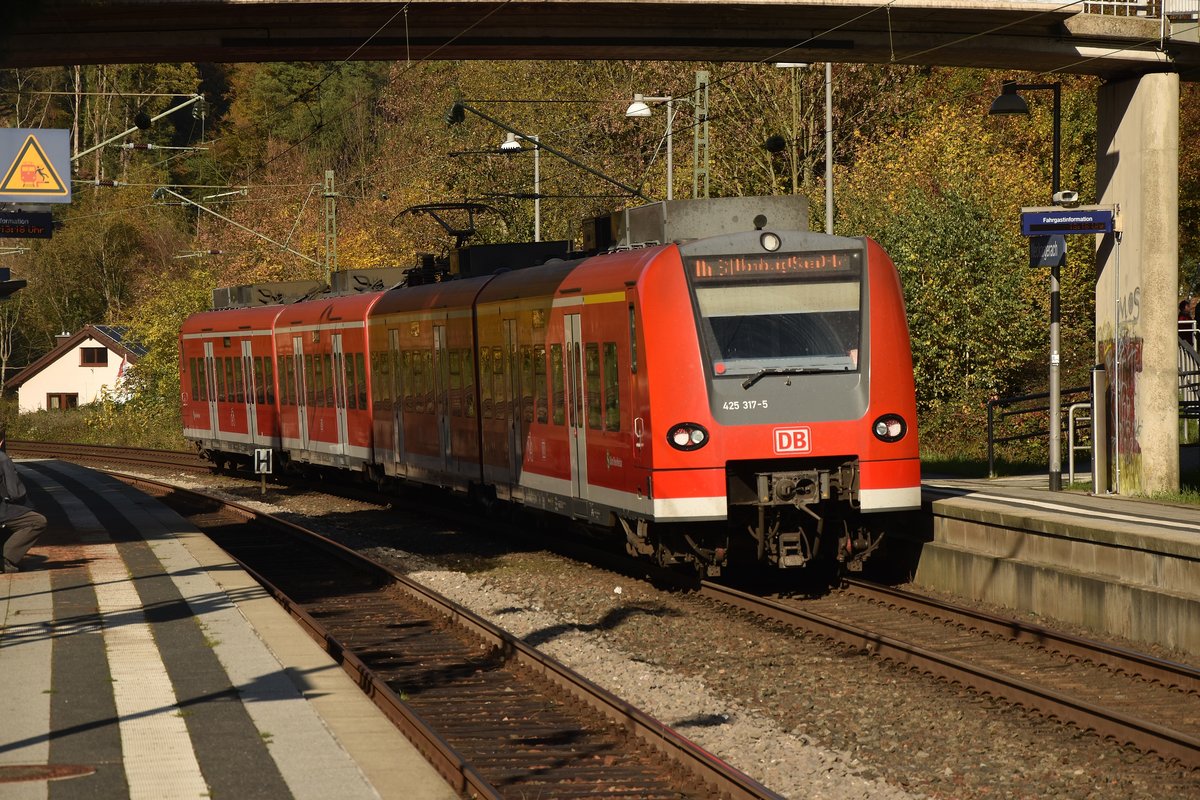 Der 425 317-5 verlässt hier gerade am 30.10.2016 Neckargerach gen Zwingenberg.