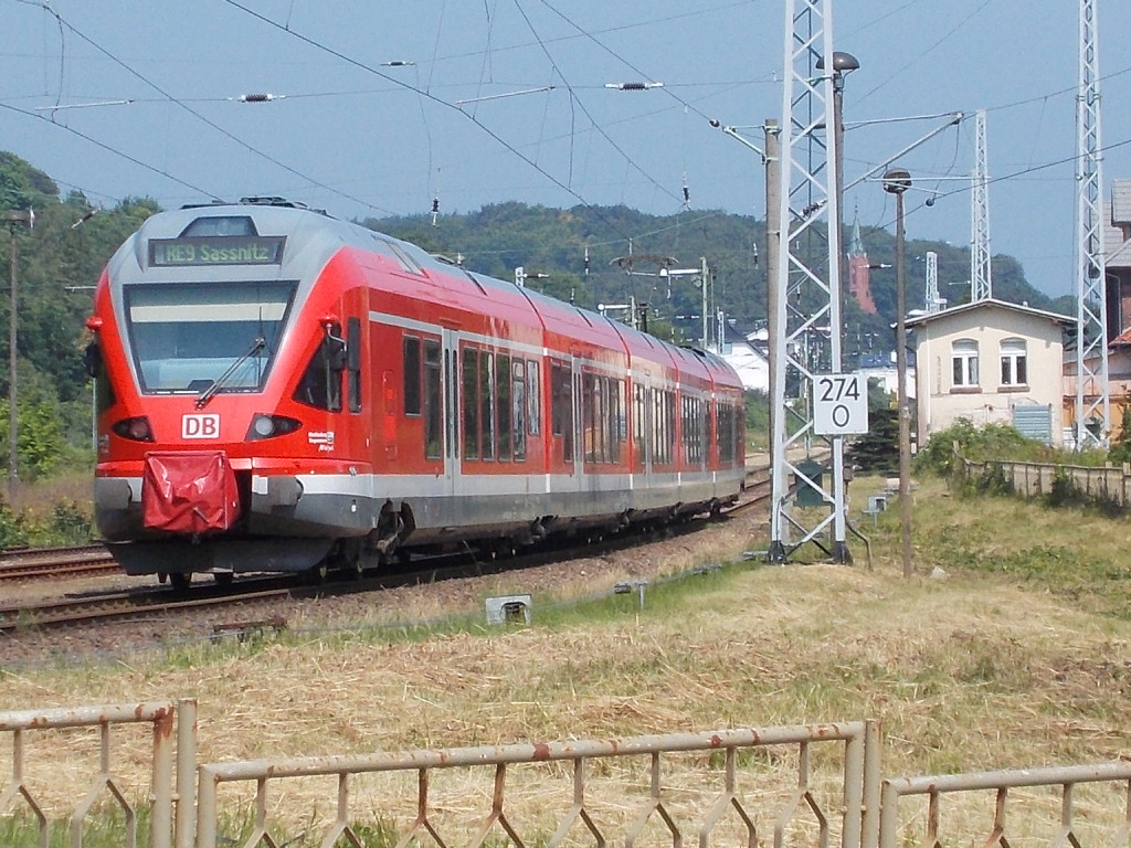 Der vom 429 029 gefahrene RE 13011 aus Rostock erreichte,am 08.Juli 2014,den Zielbahnhof Sassnitz.