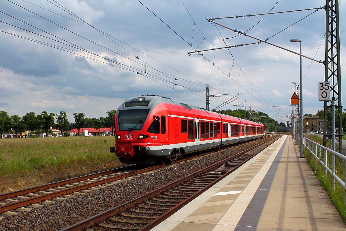 Der 429 030 auf der RE 5 als RE 3514 von Oranienburg nach Stralsund Hbf am 05.06.2017 in Nassenheide.
