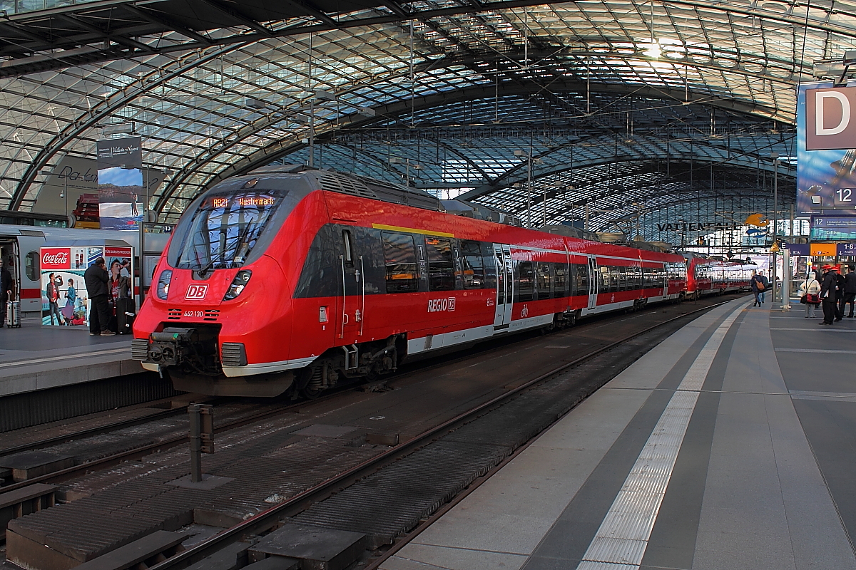 Der 442 130 auf der RB 21 als RB 18674 von Berlin Friedrichstraße nach Wustermark, der zweite Zugteil wird in Golm getrennt und fährt als RB RB 28826 Berlin-Schönefeld Flughafen.
Hier beim Halt am 14.03.2014 in Berlin Hauptbahnhof.