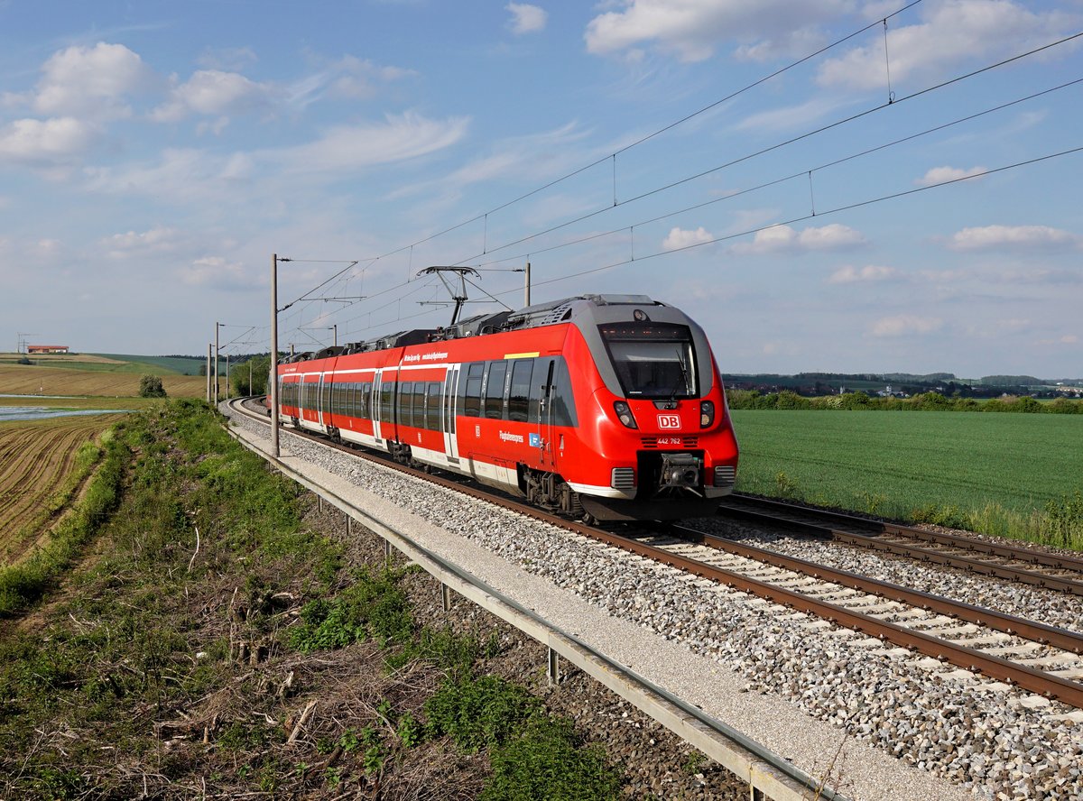 Der 442 762 als RE zum Münchner Flughafen am 24.05.2019 unterwegs bei Mirskofen.