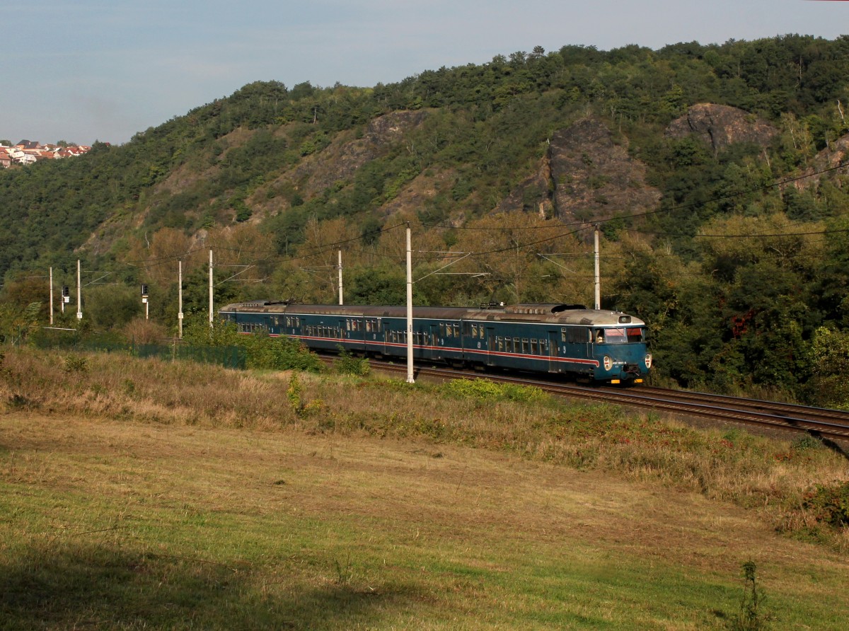 Der 451 002 am 29.09.2014 unterwegs bei Libčice nad Vltavou.