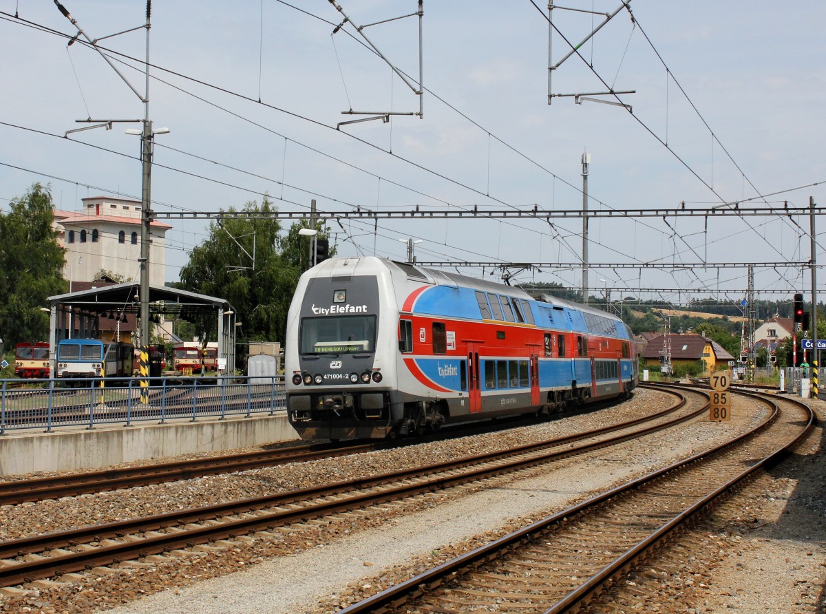 Der 471 004 als S9 nach Benešov u Prahy am 12.07.2015 bei der Einfahrt in Čerčany.