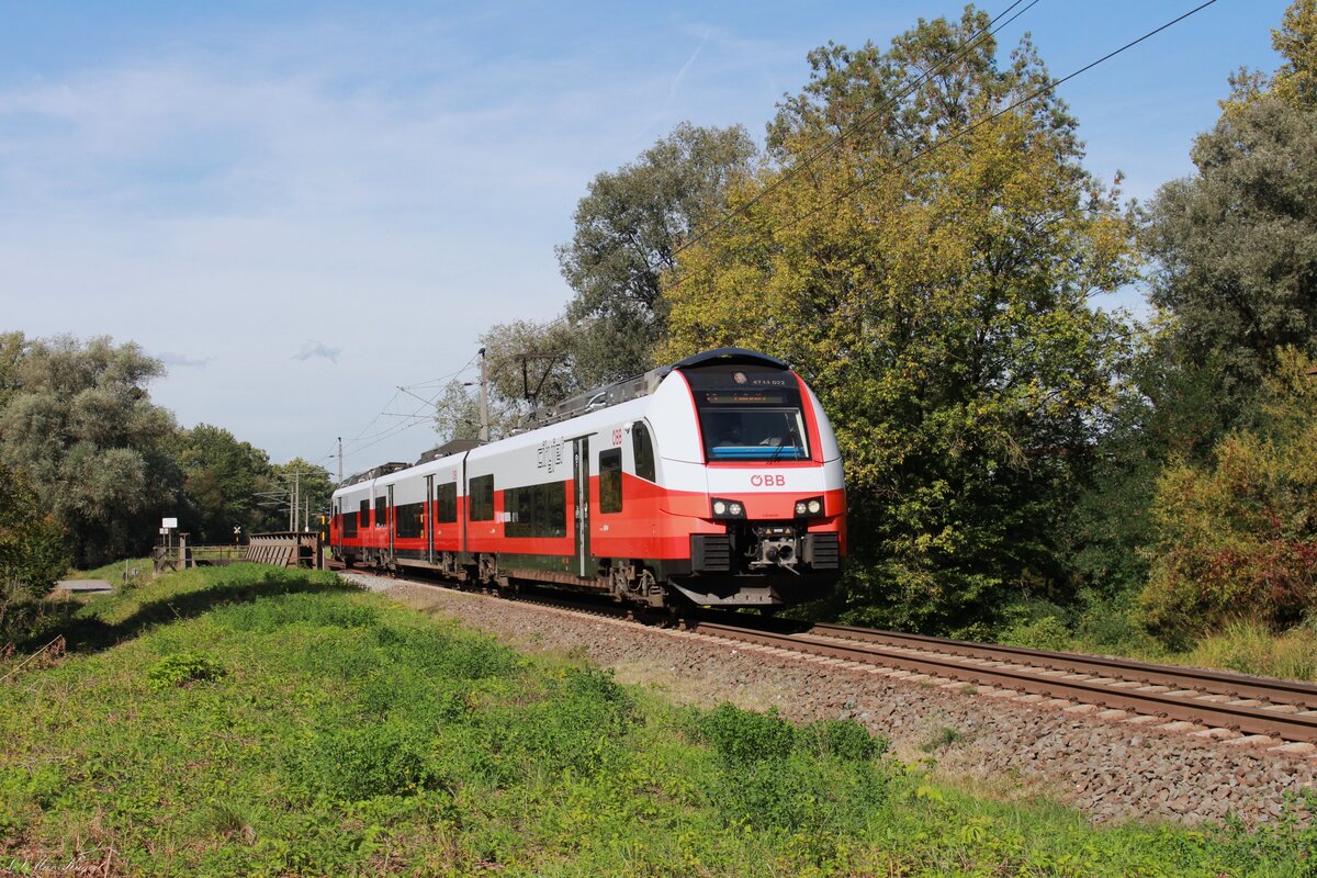 Der 4744 022 fährt am 22.9.2025 als S5 4163 von Graz Hbf nach Leibnitz hier kurz vor dem nächsten Aufenthalt Wildon.