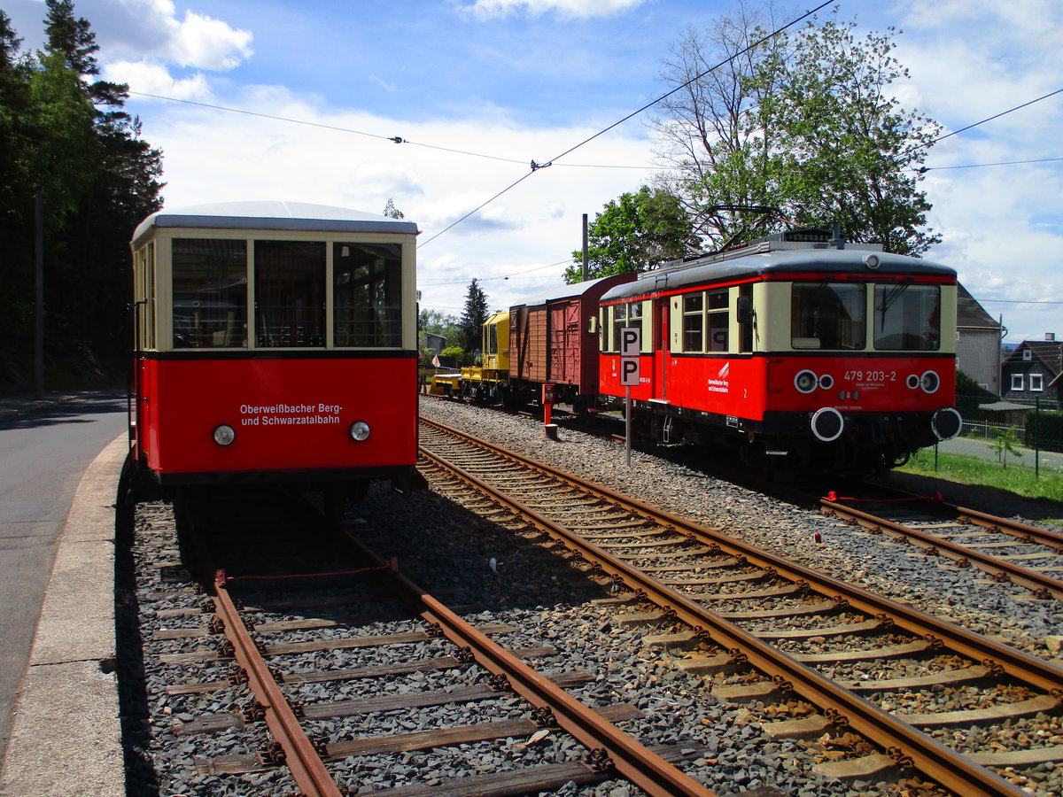 Der 479 203 und ein Beiwagen abgestellt in der Bergstation Lichtenhain am 27.Mai 2020.In der Mitte das Streckengleis nach Cursdorf.
