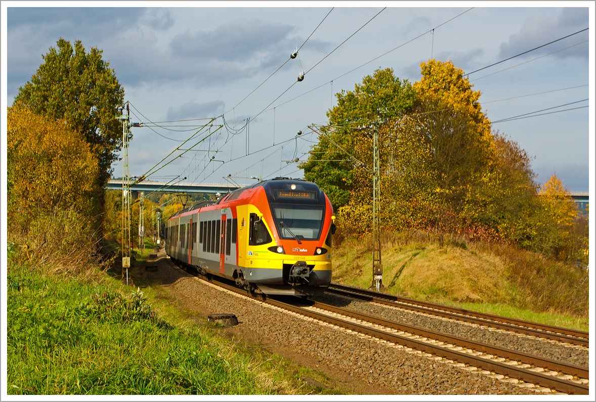 Der 5-teilige Stadler Flirt 429 046 / 546 der HLB Bahn (Hessischen Landesbahn)  als RE99 / RE 40 Siegen - Gieen - Frankfurt Hbf (Umlauf HLB24967), hier am 22.10.2013 kurz vor Haiger auf der Dillstrecke (KBS 445 bei km 127,6) weiter in Richtung Gieen.

Die Linie verkehrt in NRW als RE 99 und im Gebiet des Rhein-Main-Verkehrsverbundes in Hessen als RE 40. Von Siegen fhrt der Regional-Express ber die Dillstrecke (KBS 445) bis Gieen, von dort fhrt dann (nach Fahrtrichtungswechsel) ber die Main-Weser-Bahn weiter nach Frankfurt (Main) Hauptbahnhof.