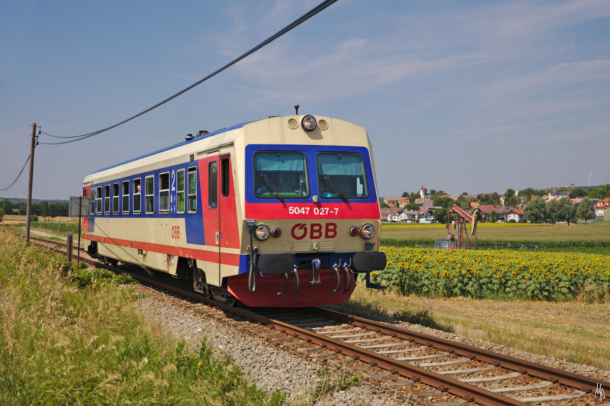 Der 5047 027 erklimmt gerade die Steige von Raggendorf Markt nach Auersthal. Im Hintergrund ist der Ort Raggendorf. (20.07.2019)