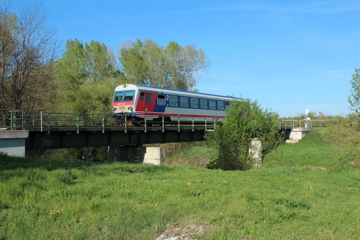 Der 5047 054 fährt am 204.2018 als R7195 von Wiener Neustadt nach Mattersburg hier kurz hinter Katzelsdorf auf der Brücke über die Leitha.