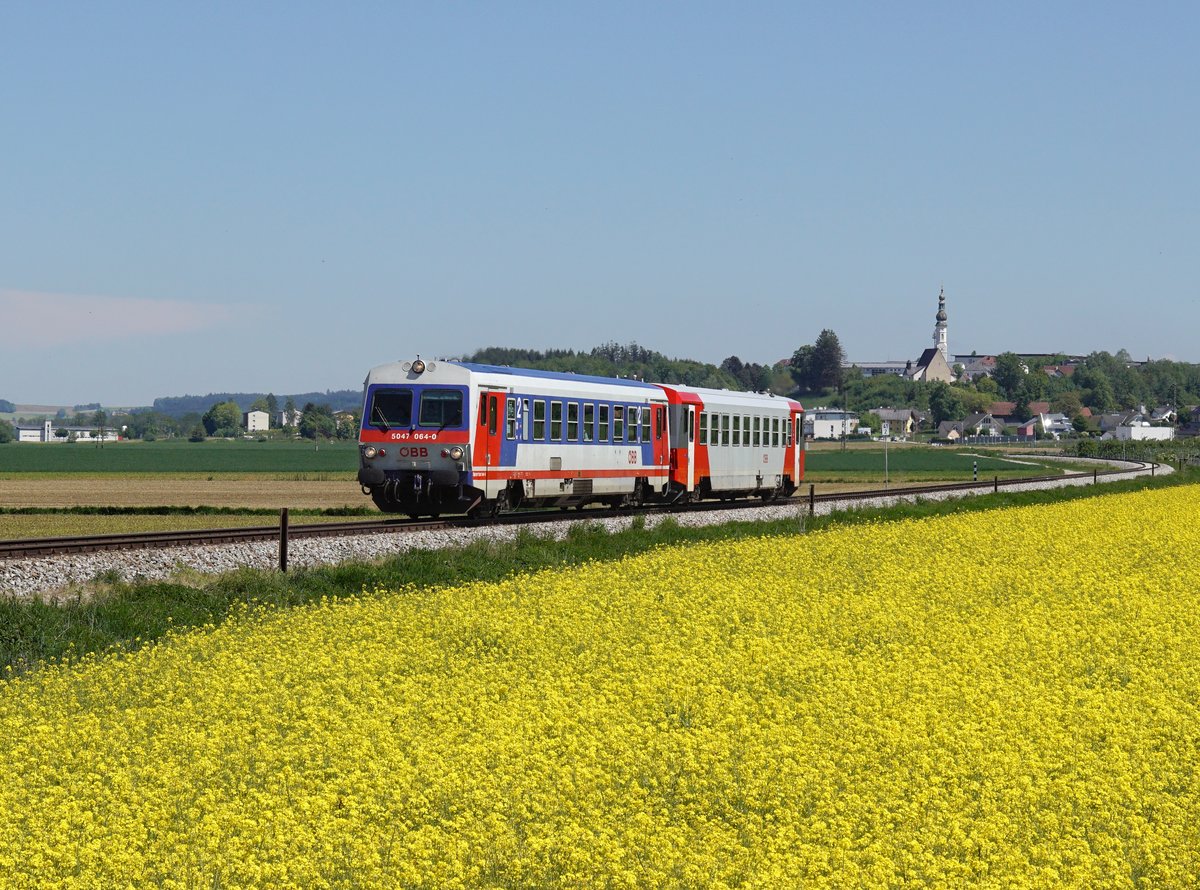 Der 5047 064 und der 5047 099 als R nach Braunau am 17.05.2019 unterwegs bei Geinberg.