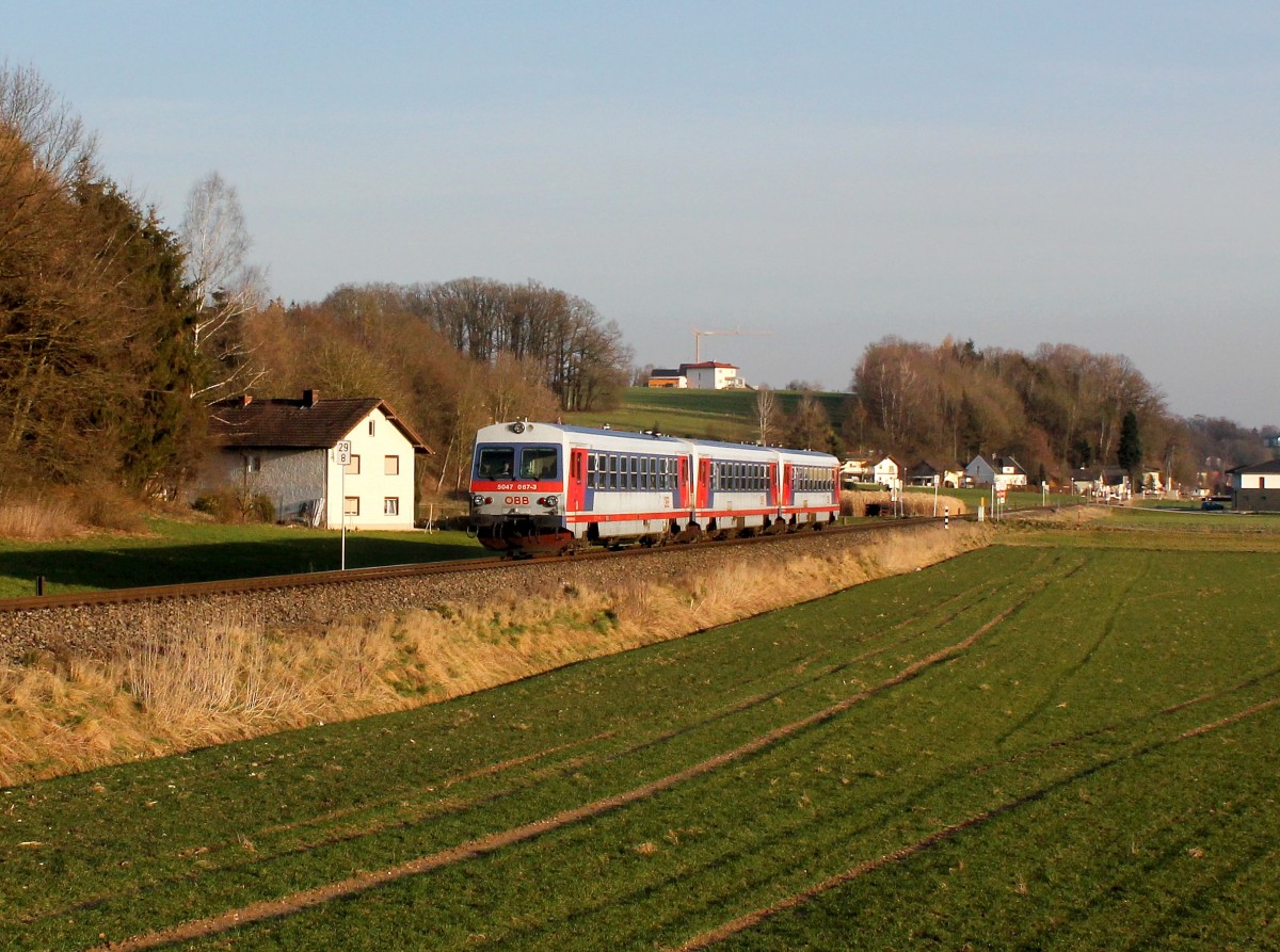 Der 5047 067, der 5047 064 und der 5047 075 als REX nach Braunau am 26.02.2016 unterwegs bei Mauerkirchen.