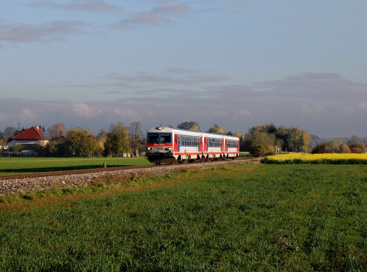 Der 5047 071, der 5047 074 und der 5047 077 als REX nach Braunau am 23.10.2015 unterwegs bei Oberseibersdorf.