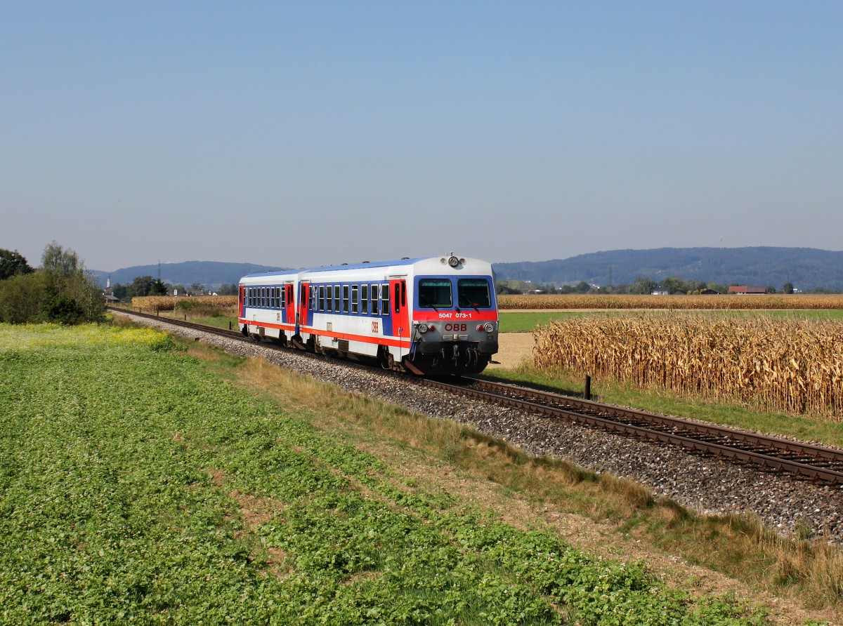 Der 5047 073 und der 5047 066 als REX nach Straßwalchen am 11.09.2015 unterwegs bei Oberseibersdorf.
