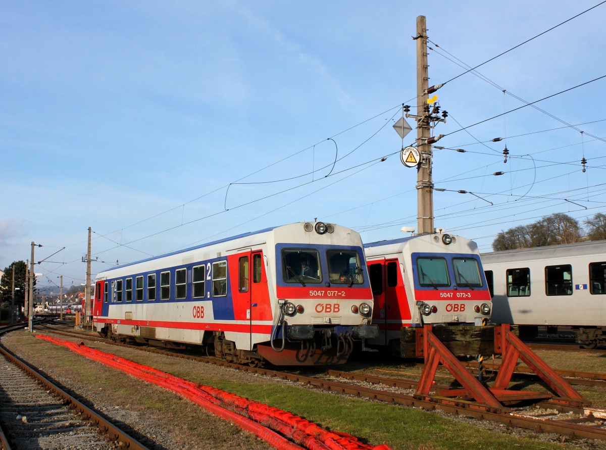 Der 5047 077 und der 5047 072 am 12.01.2014 abgestellt in Schärding.