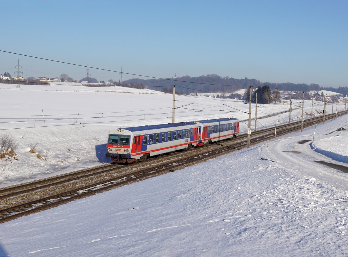Der 5047 085 als REX nach Salzburg am 27.01.2017 unterwegs bei Köstendorf.