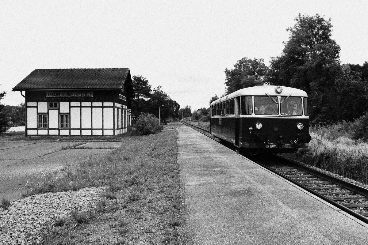 Der 5081 055 steht am 14.6.1974 als TP4714 in der Haltestelle Takern-St.Margarethen am Weg nach Fehring. 
Tatsächlich war es 5081.055 als LP 96223 Graz - Fehring, ehemalige Haltestelle Takern-St.Margarethen (Graz - Fehring), 14.06.2018. Ortskundige werden 2 Gleise vermissen - dennoch wirkt die Szene erstaunlich glaubwürdig.