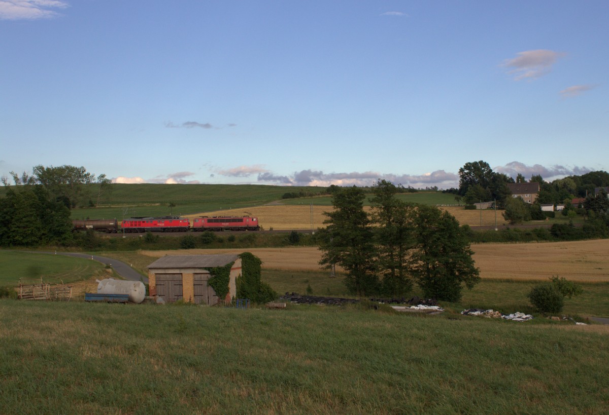 Der 51687er Güterzug in Ruppertsgrün/ Pöhl mit 155 037 und der 233 654 als Wagenlok dahinter. Aufgenommen am 20.07.2015